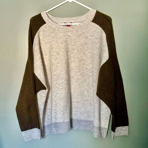 Women’s  Colorblock Crewneck Sweater - Light Gray and Dark Olive, size XL
